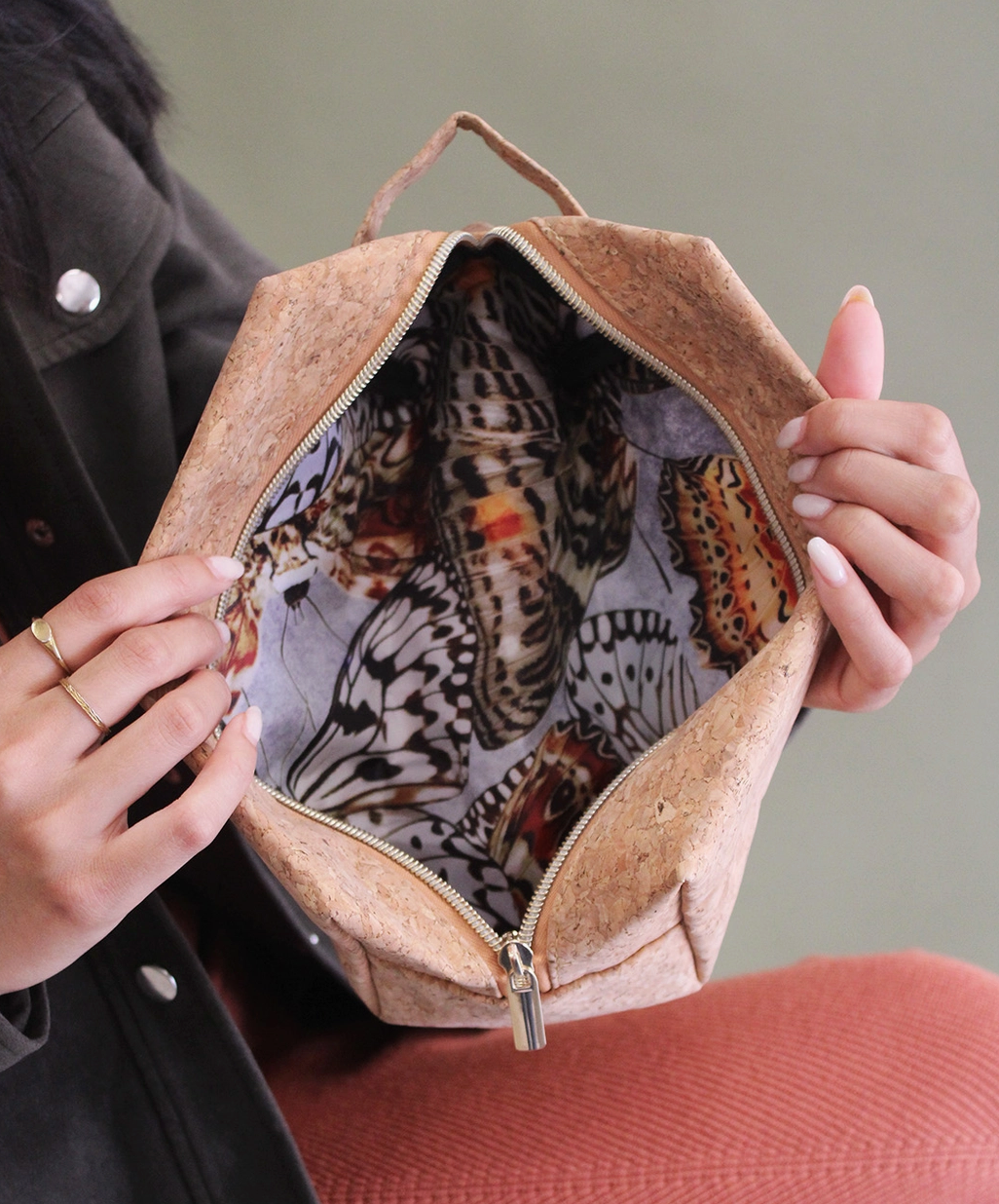 BANDED NATURAL CORK BAG