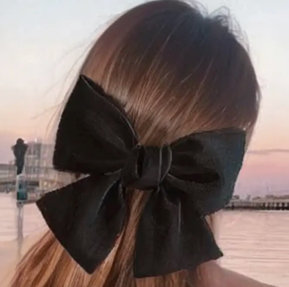 1 THE WOMAN OVERSIZED BOW