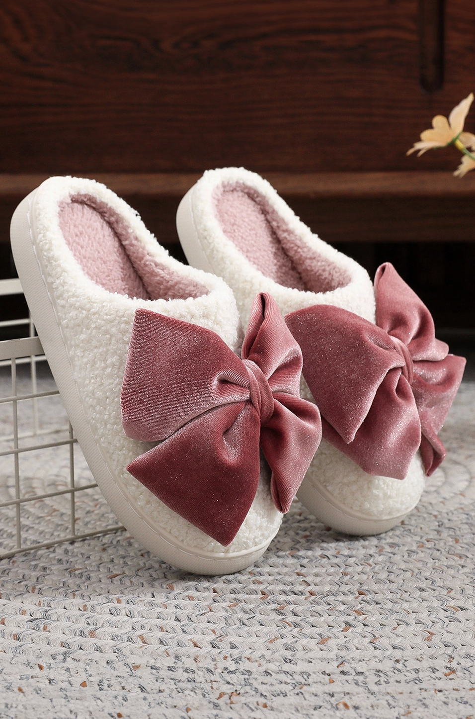 1 THE WOMAN BOW SLIPPERS