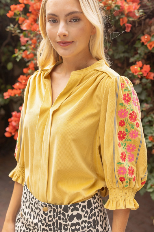 VOY EM EMBROIDERED TOP