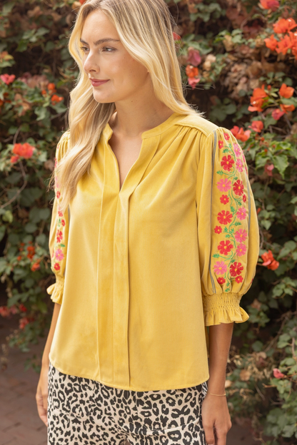 VOY EM EMBROIDERED TOP