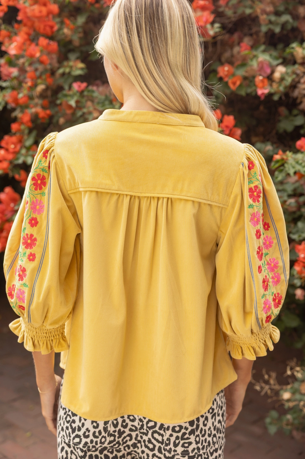 VOY EM EMBROIDERED TOP
