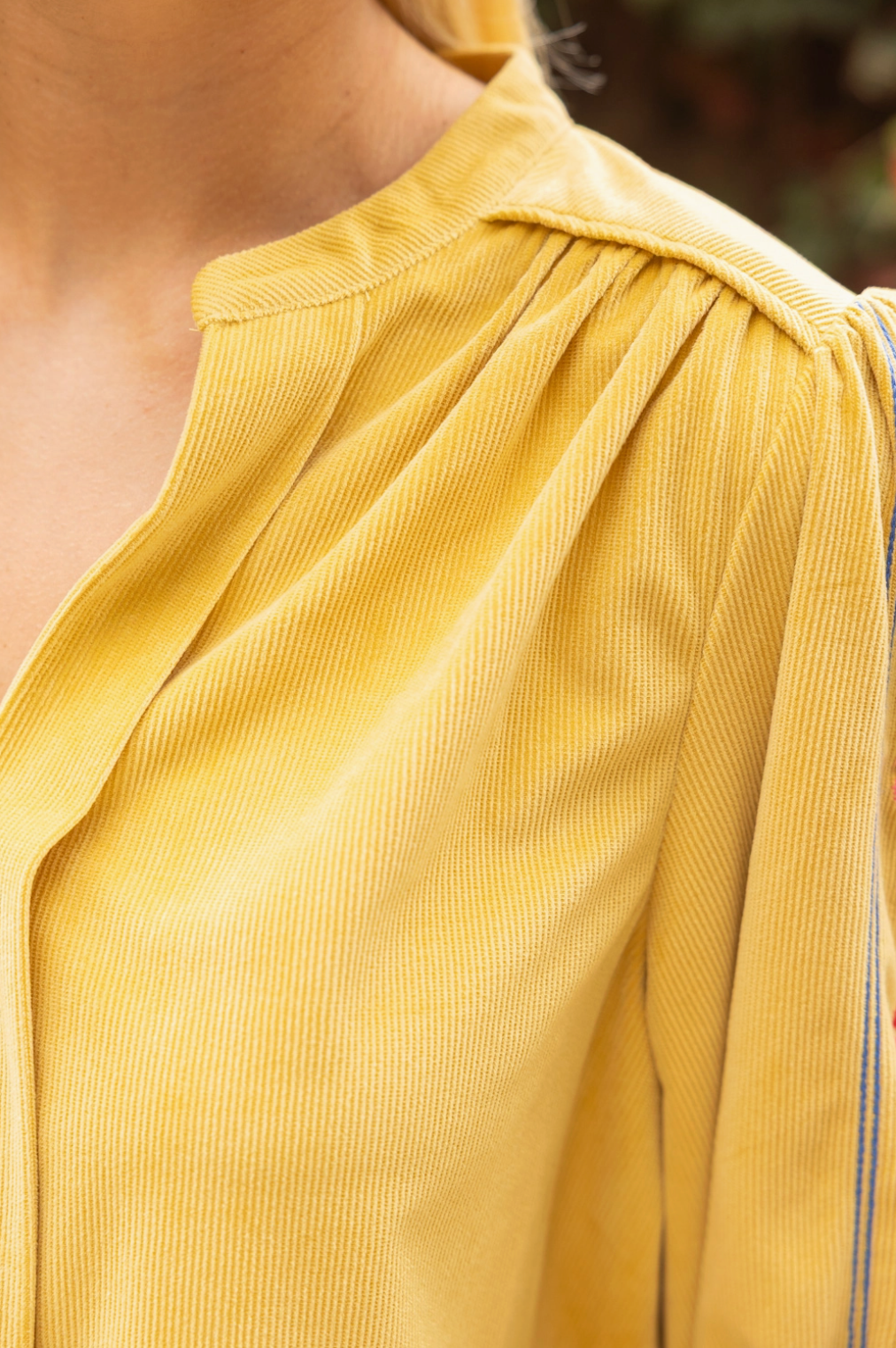 VOY EM EMBROIDERED TOP