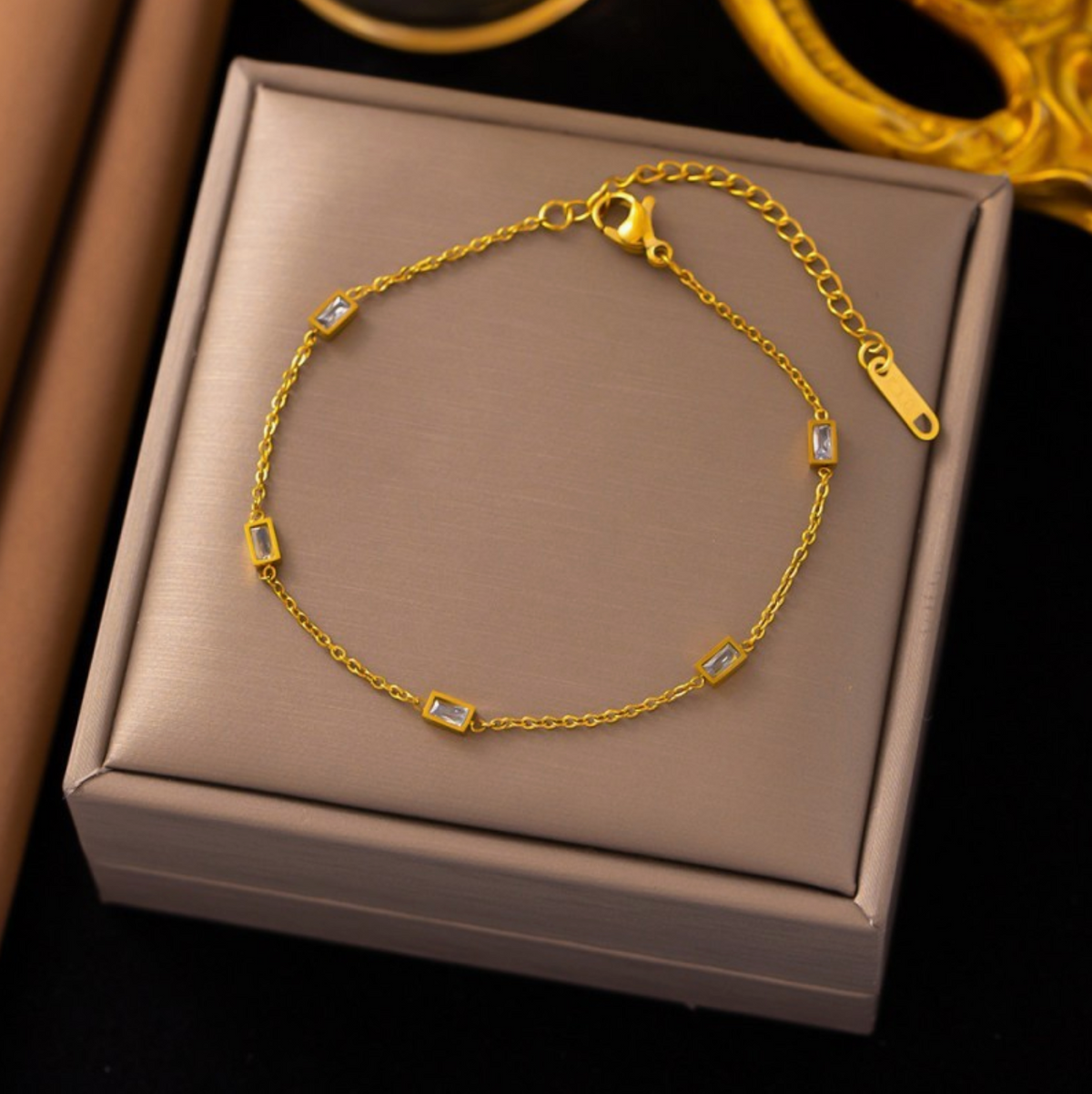 JOSSLYN EMERALD CUT GEM BRACELET