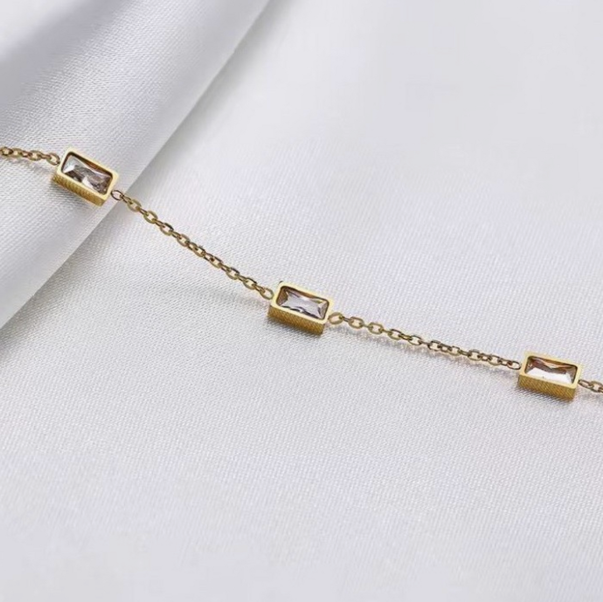JOSSLYN EMERALD CUT GEM BRACELET
