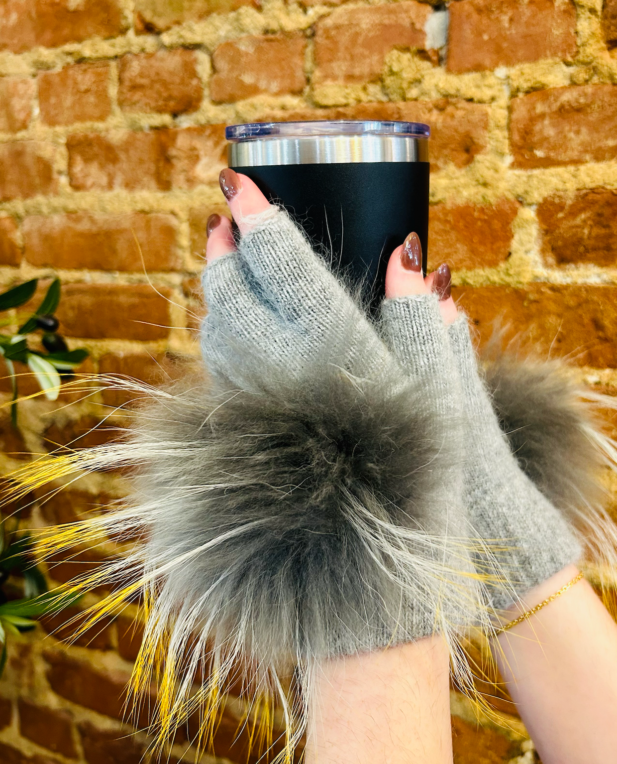LINDA RICHARDS POM FINGERLESS GLOVES