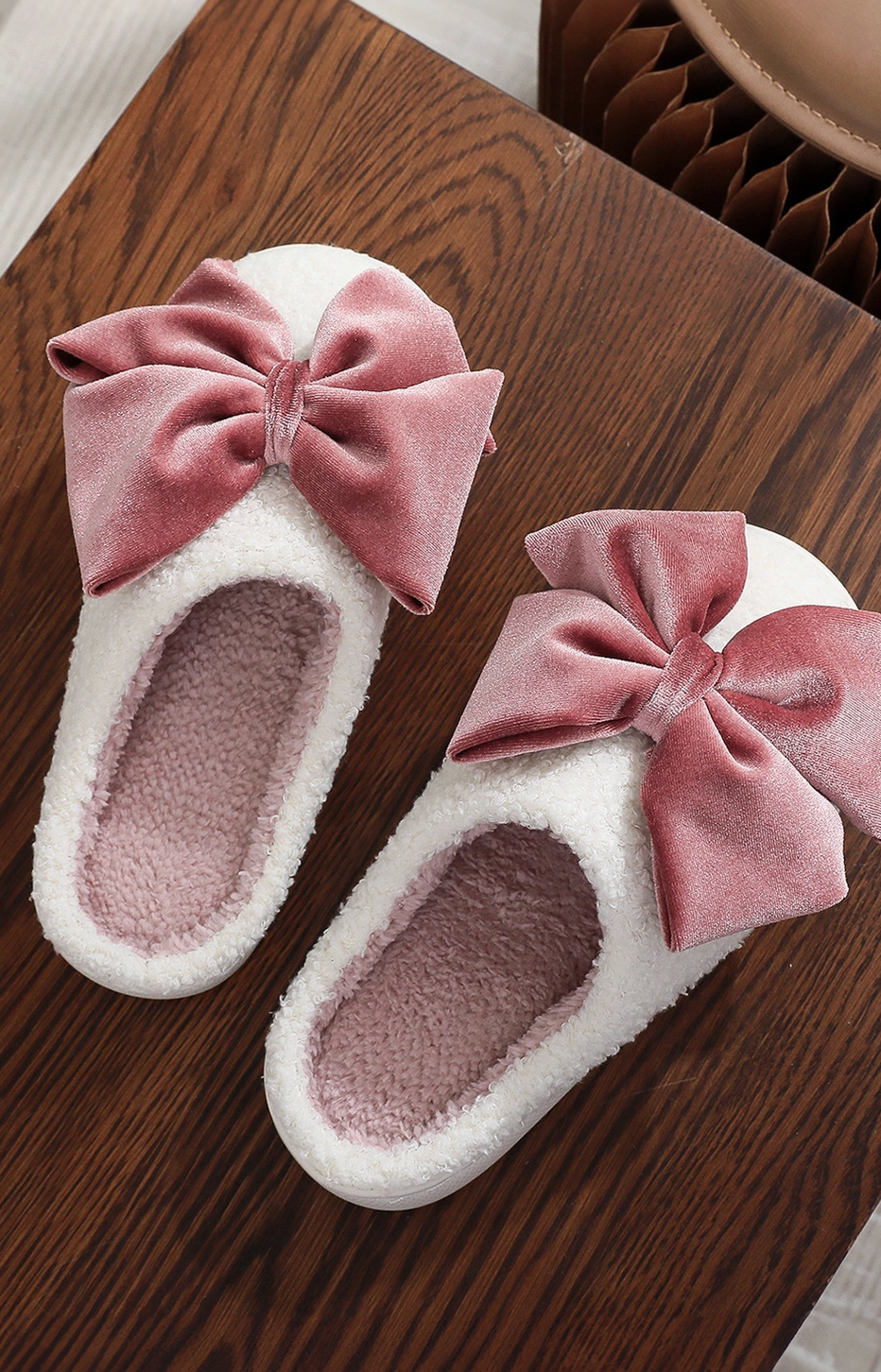 1 THE WOMAN BOW SLIPPERS
