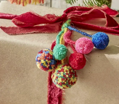 TAG HANDMADE POM POM SWAG