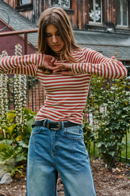 URBAN DAIZY TOMMI KNIT TOP